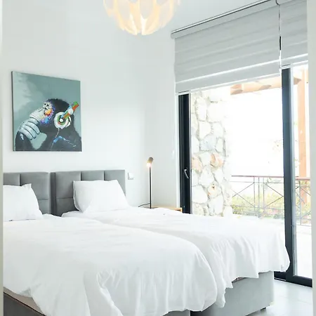 Modern And Luxurious In A Prime Apartment *