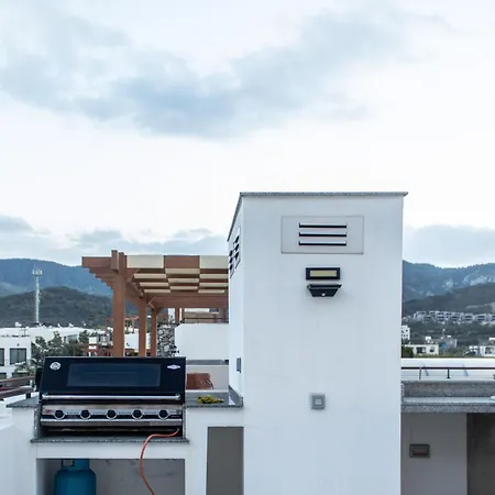 Modern And Luxurious In A Prime Apartment *