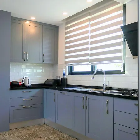 Modern And Luxurious In A Prime Daire *